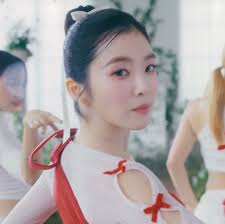 IRENE 💗 200923 Vouge Korea x Irene: My Bag ⁣ PRADA, MINISO, LULULEMON,  TANGLE TEEZER, CLINIQUE, APPLE, MICRO CELL, BATH & BODY WORKS, LISTERINE  ⁣⁣⁣ #REDVELVET #레드벨벳 #レドベル #IRENE #아이린 #アイリーン #styleby_irene