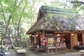 奈良公園 水谷茶屋(みずやちゃや) <nara park> 奈良公園には1,000頭以上もの鹿が生息しており、公園内を歩いていると、いたるところで鹿に出会います。撮影した水谷茶屋付近でもたくさんの鹿さんがいました。 æ°´è°·èŒ¶å±‹ ã¿ãšã‚„ã¡ã‚ƒã‚„ ã¯å››å­£æŠ˜ã€…ã®æ™¯è‰²ãŒç¶ºéº—ãªç§ã®ãŠæ°—ã«å…¥ã‚Šã®å ´æ‰€ ã‚ãã‚ãå¥ˆè‰¯ã‚¬ã‚¤ãƒ‰ å¥ˆè‰¯å…¬åœ'ã®é¹¿ã‚„å¥ˆè‰¯è¦³å…‰ãŠã™ã™ã‚ã‚¹ãƒãƒƒãƒˆæƒ…å ±