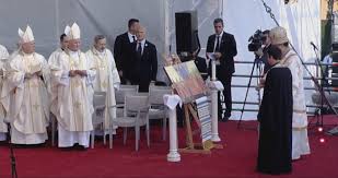 Iată 7 motive pentru care este un este prima liturghie în rit bizantin oficiată de papa francisc în românia. Papa Francisc Ultima Zi In Romania Sute De SÄtmÄreni Pe Campia LibertÄÈii Din Blaj