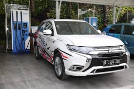 Setelah pengisian daya perangkat selesai, lepaskan pengisi daya dari perangkat dan stopkontak. Mitsubishi Motors Dukung Pengenalan Fasilitas Pengisian Daya Mobil Listrik Pt Pln Persero Siaran Pers Mitsubishi Motors Indonesia