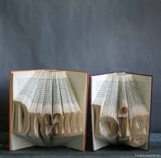 Gestalte mit diesen kostenlosen vorlagen schnell und einfach einladungen, gutscheine, schilder und glückwunschkarten zum selbstausdrucken. 3d Book Art Worter In Bucher Falten Bucher Falten Bucher Falten Anleitung Bucher Falten Vorlage