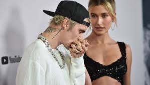 Hailey baldwin bieber just debuted new tattoos on her fingers and neck. Justin Bieber Hitsong Unter Der Haut Verewigt Partner Tattoo Mit Seiner Hailey Bunte De