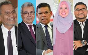 Yang dipertuan negeri melaka, tun dr mohd khalil yaakob hari ini telah mendapat representasi bahawa ketua menteri, adly zahari tidak lagi mendapat kepercayaan sebilangan besar ahli dewan undangan negeri (adun) melaka. 5 Ministers Get Datuk Seri Award From Melaka Free Malaysia Today Fmt