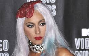 L'histoire remonte à septembre 2010, lorsque la chanteuse lady gaga s'était affublée d'une robe en viande à l'occasion des mtv music award. Video Lady Gaga S Explique Sur Sa Robe En Viande Voici