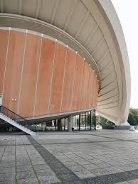 Vista noturna da haus der kulturen der welt (casa das culturas do mundo), centro nacional alemão para a apresentação e discussão español : Haus Der Kulturen Der Welt In Berlin We Are Acanthus