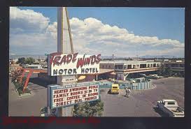 Les voyageurs qui souhaitent vivre une expérience culturelle peuvent se rendre à cet endroit : Albuquerque New Mexico Route 66 Trade Winds Motel 1960 S Trucks Old Postcard Hippostcard