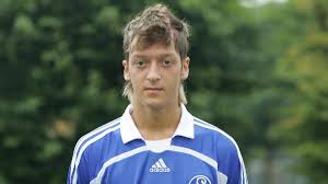 Mesut özil'i öven löw, elbette mesut bizim için, milli takım için, almanya için inanılmaz derecede önemli ve olağanüstü bir oyuncuydu. Sprungbrett Schalke Mesut Ozils Vereine Die Familie Und Seine Frauen Bilder Fotos Welt
