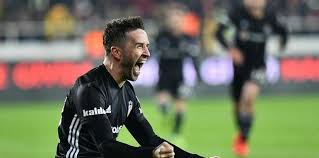Beşiktaş, gökhan gönül'ün menajeri ahmet bulut ile anlaşmaya vardı. Gokhan Gonul Ilk Asistini Yapti Fotomac