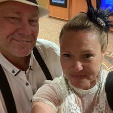 How to make or where to buy wedding invitations?