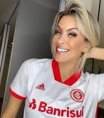 1ª mulher a comandar uma mesa redonda diária na tv aberta. Nas Mudancas Da Band Renata Fan Deve Perder Uma Hora