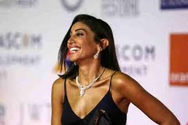 دينا الشربيني تغير شكل لباسها قليلاً لكن لم نعد نراها في صورة مع أي من زملائها على الإطلاق. Ø¹Ù…Ù„ÙŠØ© ØªØ¬Ù…ÙŠÙ„ Ø¯ÙŠÙ†Ø§ Ø§Ù„Ø´Ø±Ø¨ÙŠÙ†ÙŠ ØªØ«ÙŠØ± Ø¬Ø¯Ù„Ø§ Ø¹Ù„Ù‰ Ø§Ù„Ø¥Ù†ØªØ±Ù†Øª ÙÙŠØ¯ÙŠÙˆ Ø±Ø£ÙŠ Ø§Ù„ÙŠÙˆÙ…