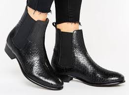 Tcx® manufactures and sells motorcycle boots for road racing, touring and off road, with solutions designed also for the female public. Coverstory