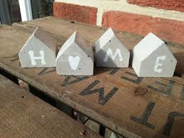 4 Kleine Hauschen Aus Beton Mit Schrift Home Diy Kreative Ideen Selber Machen Mit Beton Basteln Mit Beton