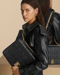 So excited to partner with @drest as an avatar in their luxury styling game. Irina Shejk Snyalas C Dvojnikom V Kampanii Burberry Buro