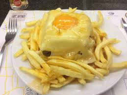 Découvrez les ingrédients, ustensiles et étapes de préparation. A Famosa Francesinha E O Lendario Sanduiche Do Porto Explicou