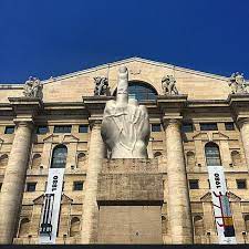 Elisabetta Pellini Milano Milanodesegnweek Salonedelmobile Cattelan Love L O V E Comunemente Nota Come Il Dito E Una Milano Palazzi Marmo Di Carrara