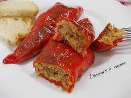Per preparare la peperonata, lavate e asciugate i peperoni. Peperoni Ripieni Al Tonno Al Forno Divertirsi In Cucina