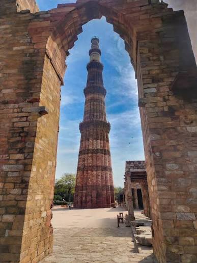 📍Qutub Minar, Delhi The majestic Qutub Minar in Delhi stands as a timeless symbol of history and architecture, soaring 73 meters high into the sky. Built in the 12th century by Qutb-ud-din