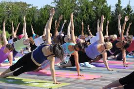 Ogni giorno della nostra vita ci alziamo dal letto con la è scientificamente dimostrato, quindi, che tra i benefici dello yoga ci sia il rafforzamento delle difese. Yoga Cos E E A Cosa Serve I Benefici Dello Yoga Naturopataonline