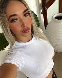 Billie Leighton's Instagram, Twitter & Facebook