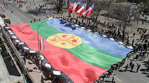 Por otro lado, existen diversas banderas que representan las distintas comunidades y territorios mapuches en chile. Disenada En 1992 Y Agrupa A Todo Un Pueblo Cual Es El Origen De La Bandera Mapuche Emol Com