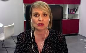 The eu's medicines regulator said that the benefits of the johnson & johnson coronavirus vaccine outweighed the risks, despite finding possible links to very rare cases of blood clots. Otto E Mezzo Antonella Viola Tre Vaccini Lo Stesso Vettore Non Solo Johnson Johnson Il Pericolo Piu Grande Libero Quotidiano