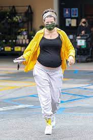 /ˈhɔːlzi/, /ˈhɑːlzi/), is an american singer and songwriter. Halsey Shopping For Groceries In Los Angeles 04 21 2021 Celebmafia