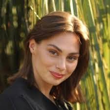 Jenny Bond's Instagram, Twitter & Facebook