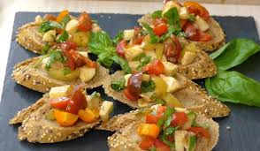 Fingerfood Schnell Zubereitet Als Bruschetta Mit Tomaten Und Mozzarella Dekoriert Mit Basiliku Fingerfood Rezepte Schnell Fingerfood Rezepte Lebensmittel Essen