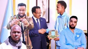 5:50 maahir media pro 35 012 просмотров. Mukhtar Osman U Sare Kaca Soo Dhoweeya Somali Weeyee Hees Dareenka Waddaniga Kicisay 2020