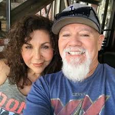 m 43 years old I'm a single mom 👱‍♀️ I don't smoke 🚭😤 I don't go to  bars...and I don't drink alcohol 🥃 I'm not a bad person I know how to