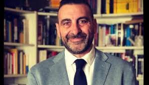 El peluquero Manuel Barbero publica un libro sobre la historia de su  familia, en La Mezquita, y sus vivencias en La Herradura