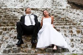 Perlen haben leichte verfärbungen vom hängen im kleiderschrank. Trash The Dress 50 Ausgefallene Ideen Tipps Inspirationen
