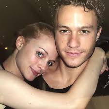 He is an excellent writer and an emmy award winner. Ruhrend Heather Graham Teilt Alte Pics Von Heath Ledger Promiflash De