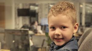 Noah (5) smelter hjerter med egen sang