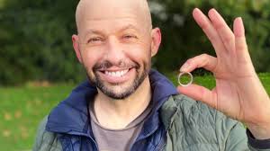 Gustave flaubert, dans une lettre envoyée à sa sœur caroline en 1841, le pose de cette façon : L Acteur Jon Cryer Retrouve Une Bague De Mariage Perdue Grace Au Detective De Bijoux De Vancouver Fr24 News France
