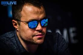 High-Tech Poker: Human Players vs Artificial Intelligence