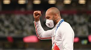 Il film ci parlerà dei suoi continui trasferimenti, del suo rapporto con la madre con cui vive e con il padre che vede una volta a settimana. T46turmrjwzdqm