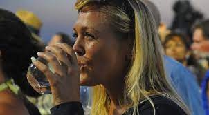 喉の渇きの原因 なぜ更年期になると のどが渇くのか 更年期障害の症状 更年期 更年期障害 顔