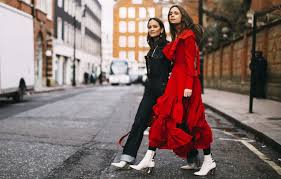 Weiße boots sind aktuell total im trend. Weisse Stiefeletten Stylen So Kannst Du Weisse Stiefel Kombinieren Fashiola