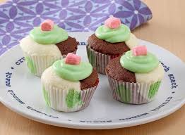 Kukus ku dengan api besar selama 10 menit. Resep Bolu Kukus Cup Cokelat Putih Enak Kudapan Cantik Yang Bisa Kita Buat Bareng Si Kecil Semua Halaman Sajian Sedap