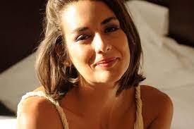 Me pegaron patadas por abajo. Picture Of Simone Mardones