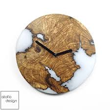Unique Epoxy Resin And Olive Wood Wall Clock By Atofiodesign Atofiodesign Clock Epoxy E Diy Wanduhren Einzigartige Wanduhren Epoxidharz Holz