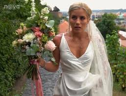 Svatba neboli sňatek je obvykle slavnostní vznik manželství. Svatba Na Prvni Pohled Ocima Experta Hadani Z Karet A Slova O Zoufalcich Ahaonline Cz