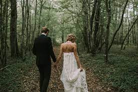 Después una parte importante de escoger es el ramo de flores. Boda En El Bosque Fotografia De Bodas Girona El Ramo Volador