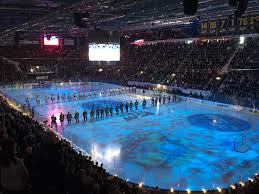 Hv 71 möter brynäs i kväll i svenska damhockeyligan. Hv71 On Twitter Idag Kl 12 00 Har Vi En Tyst Minut I Kinnarps Arena For Att Hedra Offren Fran Attentatet I Stockholm I Fredags Hv71 Https T Co Twqcl4ound