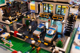 Andy (46) werkt bijna drie maanden aan Legostad, nu dreigt afbraak |  Nieuwsblad