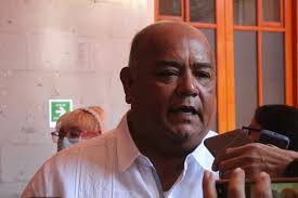 Eric Cisneros presume 25 años de servicio al Presidente y aclara que  propaganda es de un libro.