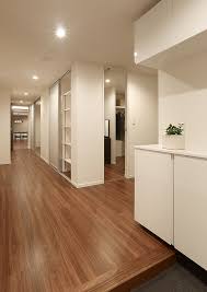 マンションのリノベーション 玄関から廊下にかけての壁面収納を充実させました ウォークインクローゼットは玄関と寝室の両方からの動線を確保 スッキリとシンプルなインテリアに仕上がりました 玄関 リフォーム 収納 マンション 収納