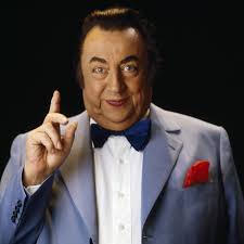 J'arrive à un carrefour, le feu était au rouge. Il n'y avait pas de  voitures, je passe! Seulement, il y avait un agent qui faisait le guet ; il  me siffle. Il